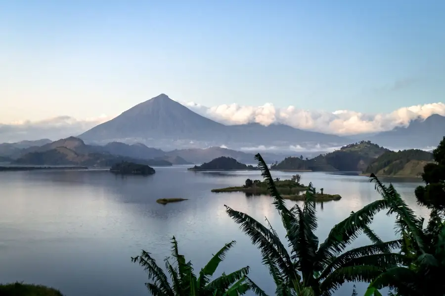 Uganda - Lake Mutanda, v pozadí vulkán Muhabura