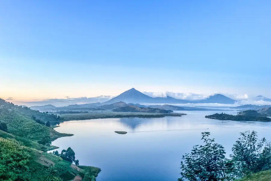 Uganda - Lake Mutanda, v pozadí vulkán Muhabura