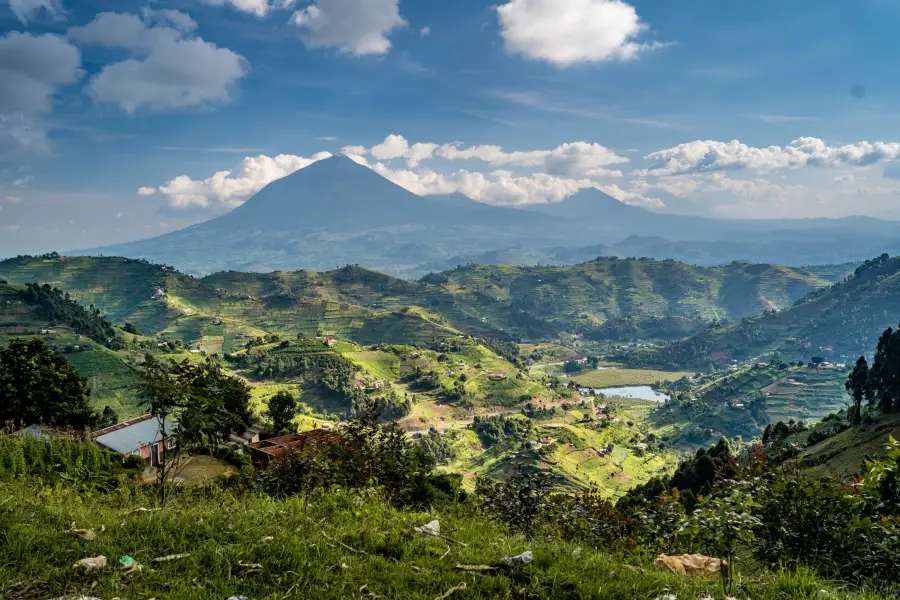 Uganda - Lake Mutanda, v pozadí vulkán Muhabura